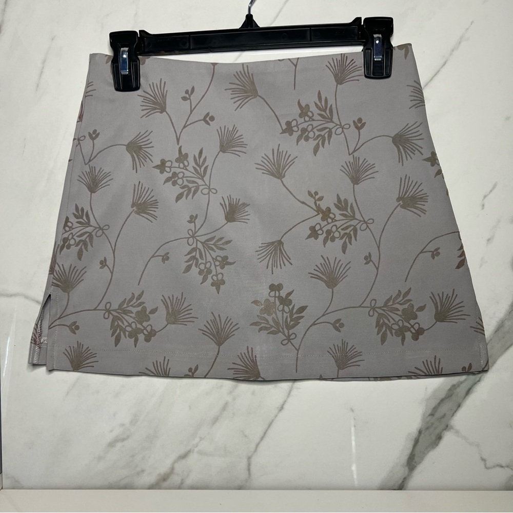 Forever 21 Gray Mini Skirt Casual Floral